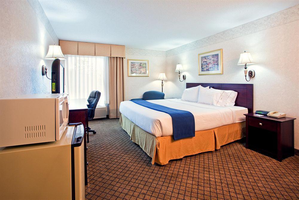 Holiday Inn Express Dillard Room photo